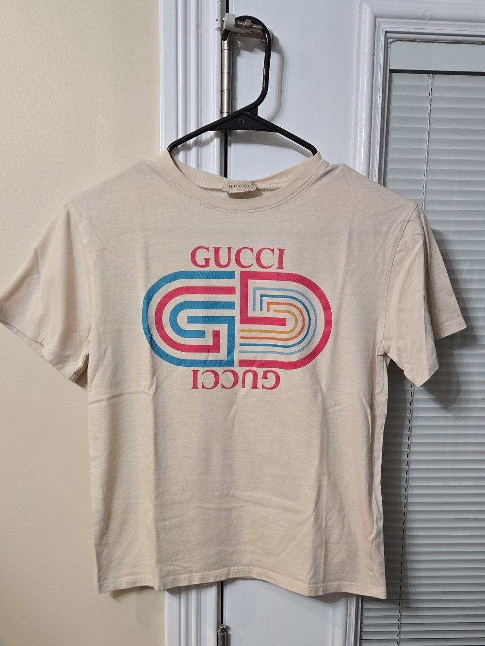 Gucci Kids Cream Short Sleeve Tee with Pink Blue Yellow Logo
